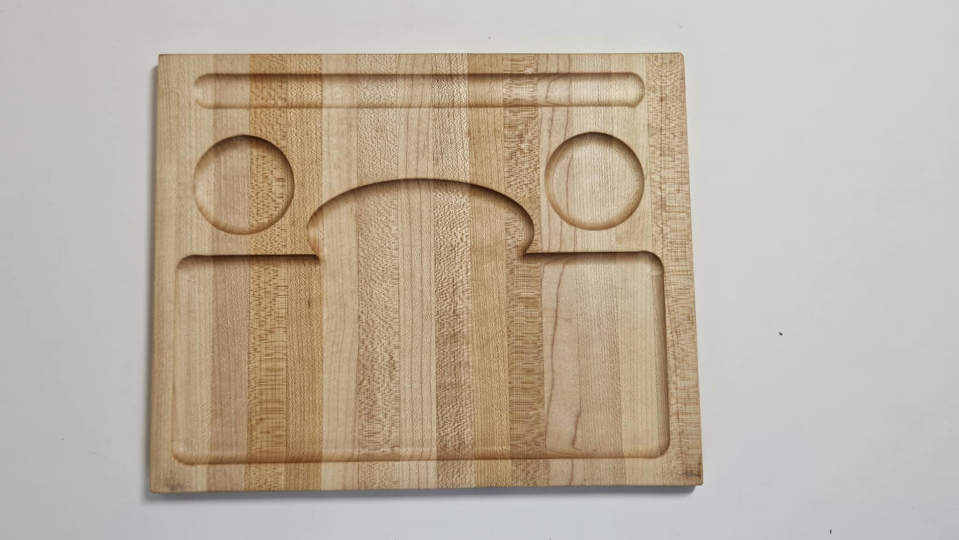 Plateau de service à sushis en bois naturel avec espaces pour sauce et baguettes, fait main et élégant.