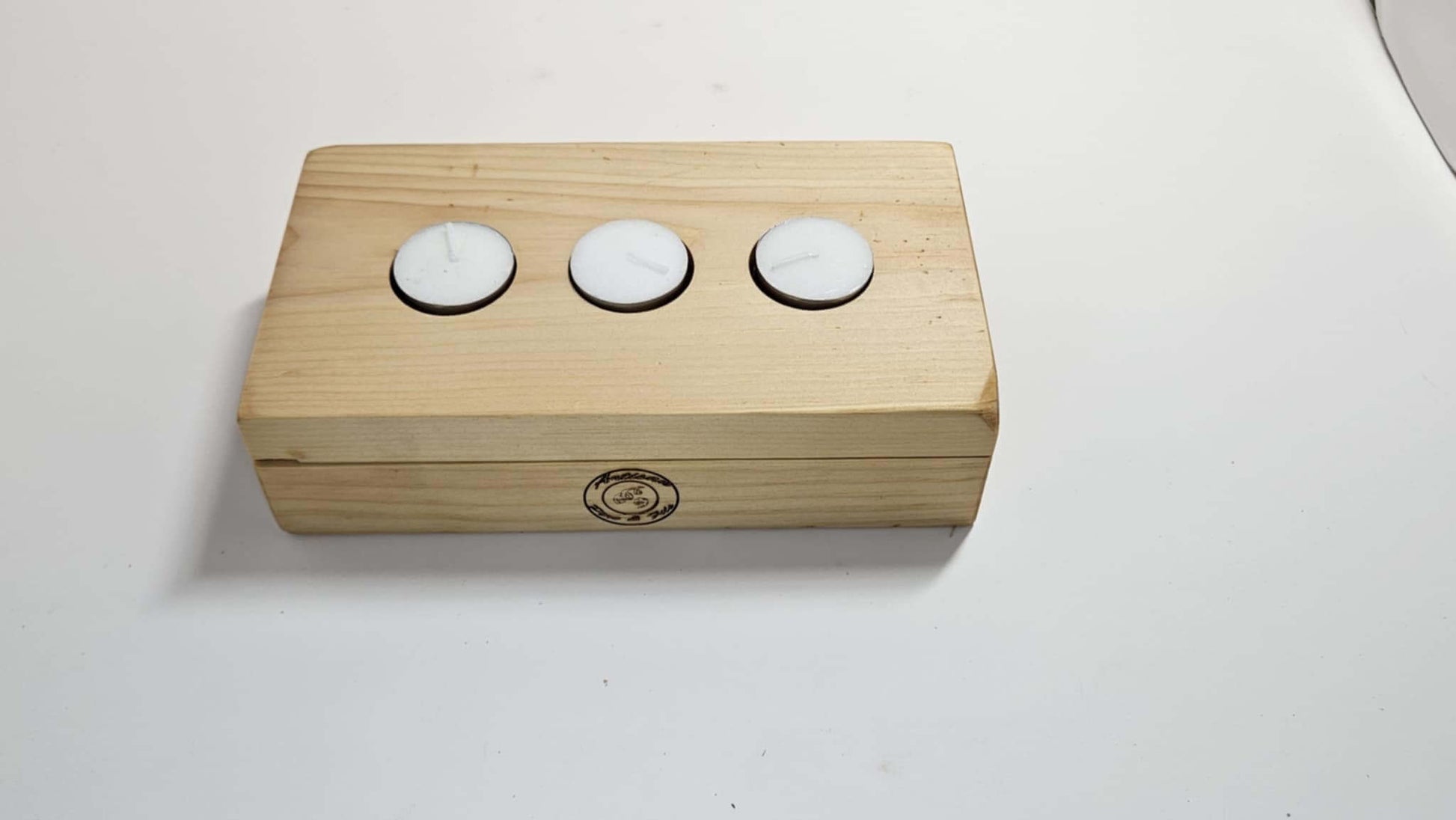 Boite de rangement en bois pour lampions avec trois bougies, idéale pour une décoration naturelle.