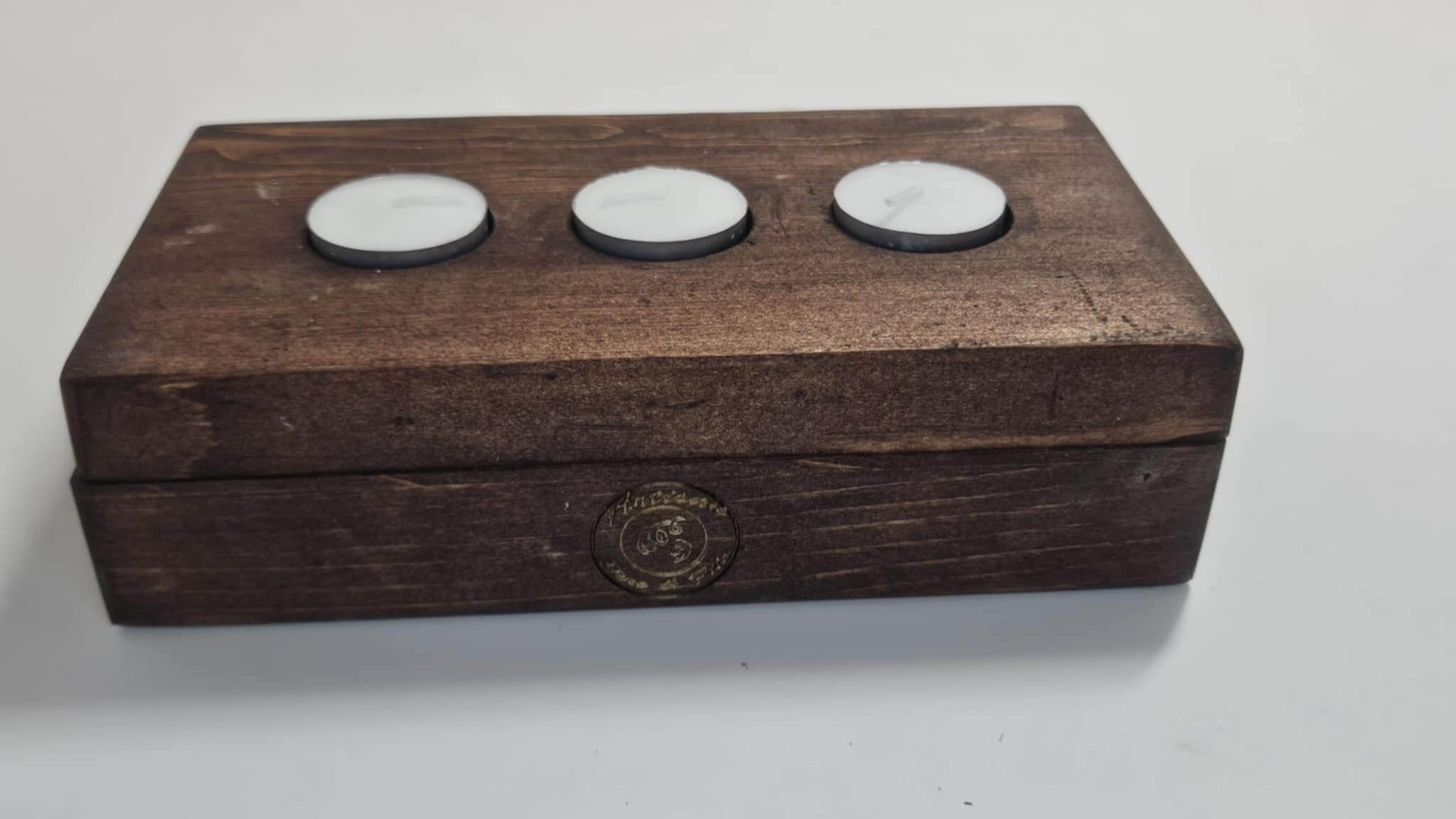 Boite de rangement en bois pour lampions avec trois emplacements pour bougies, design naturel et pratique.