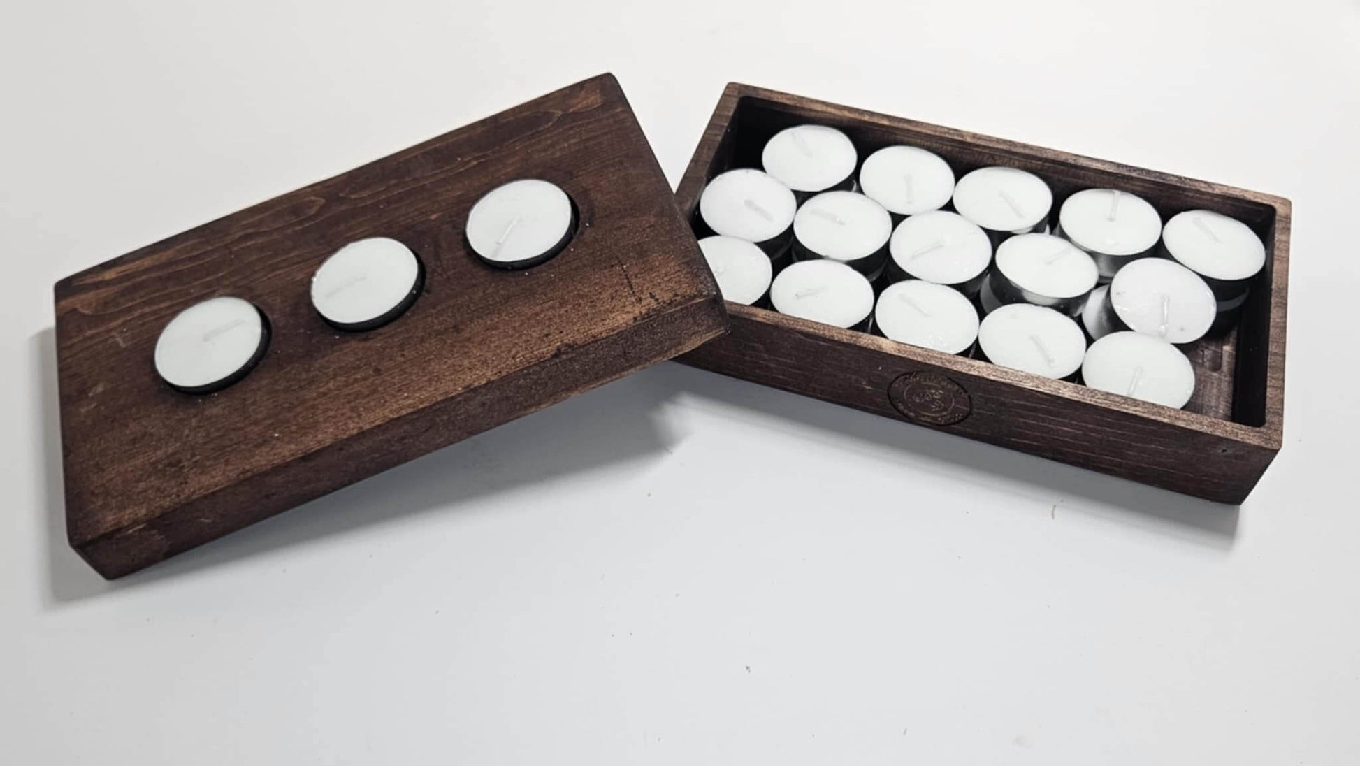 Boite de rangement en bois avec bougies, pratique et esthétique pour organiser vos lampions.