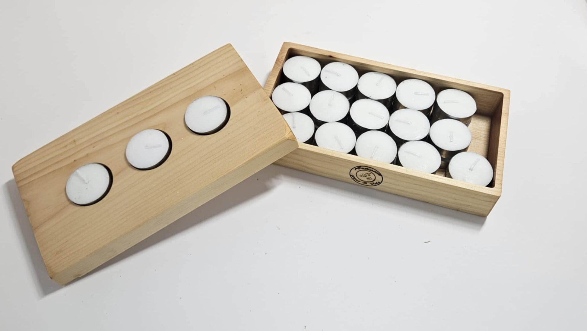 Boite de rangement en bois contenant des lampions, pratique et esthétique pour un intérieur organisé.